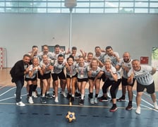 Korfball to sport koedukacyjny. Na parkiecie rywalizują zarówno kobiety, jak i mężczyźni