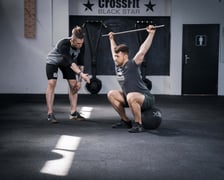 CrossFIT Black Star, ul. Komandorska 18 (e-mail: info@cfblackstar.com, tel. 508 217 126). Profesjonalna kadra, wysokiej jakości sprzęt, dobra atmosfera, duży box specjalnie do trenowania crossfitu ? takie hasło przeczytamy na stronie internetowej studia CrossFIT Black Star. W klubie o powierzchni 400 mkw. można uczęszczać na zajęcia z kalisteniki, gimnastyki, zajęcia WOD, zajęcia mobility czy weightlifting. Prowadzone są również treningi dla dzieci! Miesięczny karnet kosztuje 260 zł, cena jednak maleje przy długoterminowych umowach. Cena jednorazowego wejścia do studia wynosi natomiast 40 zł.