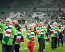 Eskorta złożona z seniorów wyprowadziła piłkarzy Śląska na murawę