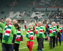 Eskorta złożona z seniorów wyprowadziła piłkarzy Śląska na murawę