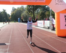 XI Legnica Półmaraton i III Legnicka Dziesiątka, 9 października, Legnica. Dwa najbardziej klasyczne, ulubione dystanse większości biegaczy ? półmaraton i 10 km. Dojazd z Wrocławia do Legnicy jest bardzo prosty i szybki, zarówno samochodem, jak i koleją. Nic, tylko zapisywać się i? biegać!