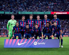 FC Barcelona. Klub, który już kilka miesięcy temu cieszył się ogromnym zainteresowaniem wśród polskich kibiców. Od kiedy jednak barwy zespołu ze stolicy Katalonii reprezentuje Robert Lewandowski, skalę zainteresowania trudno opisać słowami. Najlepszy polski piłkarz znakomicie odnalazł się w Barcelonie i strzela gola za golem, w związku z czym warto rozważyć wycieczkę na legendarny stadion Camp Nou. Do Wrocławia dolecimy na dwa pobliskie lotniska ? Barcelona El Prat i Barcelona-Girona. Zdecydowanie bliżej miasta jest jednak pierwsze z nich.