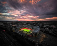 Manchester United. Nie ulega wątpliwości, że od kilku lat Manchester United boryka się z ogromnym kryzysem. W barwach Czerwonych Diabłów wciąż występują jednak najlepsi piłkarze na świecie. Marcus Rashford, Jadon Sancho, Casemiro, Raphael Varane i ? przede wszystkim ? Cristiano Ronaldo to nazwiska, które działają na wyobraźnię kibiców! Tym bardziej, że Old Trafford to jeden z najbardziej kultowych stadionów w Europie.