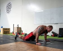 Na zdjęciu Michał Zwolak, 35-letni trener personalny z Wrocławia, który przez 24 godziny wykonywał ćwiczenie Burpees, aby zebrać pieniądze na rehabilitację małej Mai.