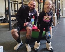 Na zdjęciu Michał Zwolak, 35-letni trener personalny z Wrocławia, który przez 24 godziny wykonywał ćwiczenie Burpees, aby zebrać pieniądze na rehabilitację małej Mai.