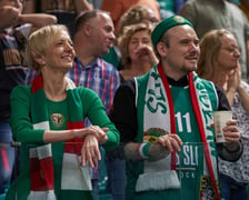 Kibice, cherleaderki i koszykarze podczas meczu Śląsk Wrocław - Arka Gdynia w Hali Orbita, 17 grudnia 2022 r.