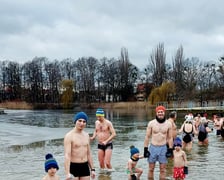 Na zdjęciu niedzielne morsowanie na Morskim Oku