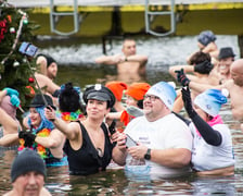 Na zdjęciu wrocławskie morsy podczas karnawałowego morsowania na Morskim Oku