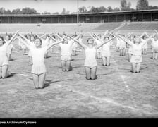 Na zdjęciu widać sportowców na Stadionie Olimpijskim we Wrocławiu. Zdjęcia pochodzą z lat 1945-50