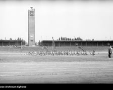 Na zdjęciu widać sportowców na Stadionie Olimpijskim we Wrocławiu. Zdjęcia pochodzą z lat 1945-50