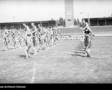 Na zdjęciu widać sportowców na Stadionie Olimpijskim we Wrocławiu. Zdjęcia pochodzą z lat 1945-50