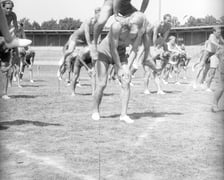 Na zdjęciu widać sportowców na Stadionie Olimpijskim we Wrocławiu. Zdjęcia pochodzą z lat 1945-50