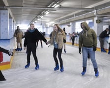 <p>Goście jeżdżący na łyżwach na lodowisku Tarczyński Arena (zdjęcie ilustracyjne)</p>