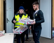 Piłkarze Śląska Wrocław i wolontariusze Fundacji Weź Pomóż wspólnie rozdawali paczki dla potrzebujących