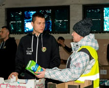 Piłkarze Śląska Wrocław i wolontariusze Fundacji Weź Pomóż wspólnie rozdawali paczki dla potrzebujących