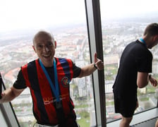 Uczestnicy biegu na Sky Tower