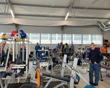 Specjalnie zaadaptowana hala sportowa. Trenują osoby z niepełnosprawnościami.