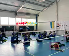 Specjalnie zaadaptowana hala sportowa. Trenują osoby z niepełnosprawnościami.