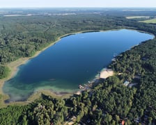 <p class="MsoNormal">Jest na liście National Geographic Polska najpiękniejszych jezior w wojew&oacute;dztwie lubuskim. Jest objęte strefą ciszy. Pływa się po nim kajakiem, ł&oacute;dkami i rowerami. Można zejść pod powierzchnię. Przy jeziorze są dwie bazy nurkowe.</p>
<p class="MsoNormal">Podr&oacute;ż pociągami regionalnymi z Wrocławia Gł&oacute;wnego &ndash; z przesiadką w Zielonej G&oacute;rze &ndash; <strong>do stacji Głębokie Międzyrzeckie</strong> zajmuje ok. 5 godzin.</p>