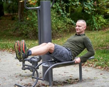 <p>Paweł Posłuszny pokazuje, jak prawidłowo ćwiczyć na siłowni plenerowej</p>