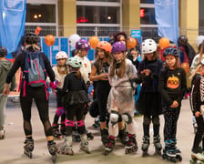 Uczestnicy bawią się podczas Skate Night Wrocław 2023 w Centrum Sportów Ekstremalnych przy ul. Legnickiej 65.