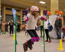 Uczestnicy bawią się podczas Skate Night Wrocław 2023 w Centrum Sportów Ekstremalnych przy ul. Legnickiej 65.