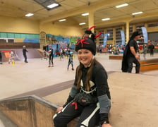 Uczestnicy bawią się podczas Skate Night Wrocław 2023 w Centrum Sportów Ekstremalnych przy ul. Legnickiej 65.