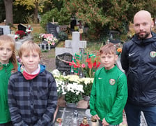 Piłkarze i piłkarki przy grobach zasłużonych dla Śląska
