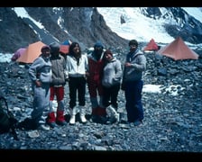 Wanda Rutkiewicz w białej kurtce i butach w środku grupy podczas wyprawy na K2