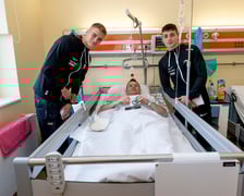 Aleksander Paluszek i Miłosz Kurowski z wizytą w Dolnośląskim Centrum Onkologii, Pulmonologii i Hematologii