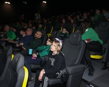 Kibice Śląska oglądają mecz z Lechem w kinie Helios