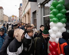 Centrum Kibiców Śląska to trzeci stacjonarny punkt, w którym fani mogą kupić klubowe produkty (po FanShopach #NaStadionie i #Oporowska), ale pierwszy w tak atrakcyjnej lokalizacji i pełniący funkcje społeczne i integracyjne.