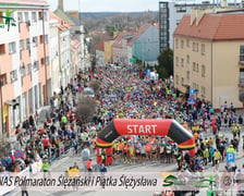 <p>Start p&oacute;łmaratonu w Rynku w Sob&oacute;tce&nbsp;</p>