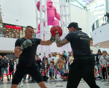 Trening pokazowy w Pasażu Grunwaldzkim przed galą Knockout Boxing Night 34 we Wrocławiu