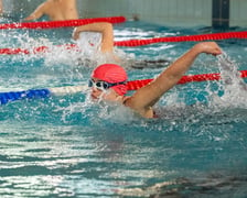 Dziewczęta i chłopcy na basenie. Zawody Olimpiad Specjalnych na wrocławskiej AWF