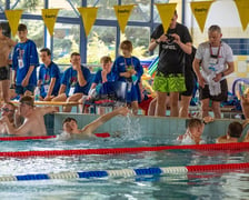 Dziewczęta i chłopcy na basenie. Zawody Olimpiad Specjalnych na wrocławskiej AWF