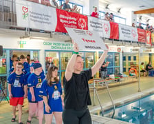 Dziewczęta i chłopcy na basenie. Zawody Olimpiad Specjalnych na wrocławskiej AWF