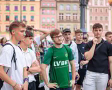 Kibice Śląska dopingują drużynę w Rynku we Wrocławiu