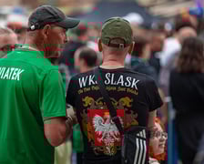Kibice Śląska dopingują drużynę w Rynku we Wrocławiu