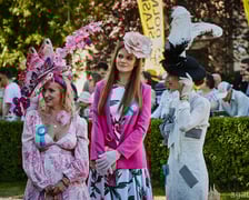 Trzy eleganckie panie podczas Ladies Day 2023