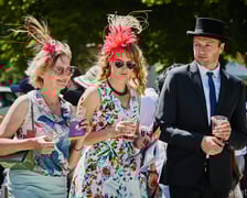 Dwie panie i jeden pan podczas Ladies Day 2023
