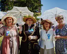 Trzy panie w kapeluszach podczas Ladies Day 2023