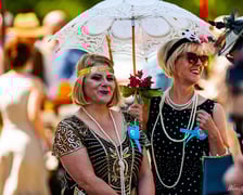 Dwie panie podczas Ladies Day pod parasolem przeciwsłonecznym