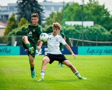 Młodzi piłkarze i trenerzy Śląska Wrocław U15 świętują po zdobyciu tytułu mistrzów Polski. W finale ograli Legię
