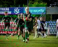 Młodzi piłkarze i trenerzy Śląska Wrocław U15 świętują po zdobyciu tytułu mistrzów Polski. W finale ograli Legię