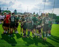 Młodzi piłkarze i trenerzy Śląska Wrocław U15 świętują po zdobyciu tytułu mistrzów Polski. W finale ograli Legię