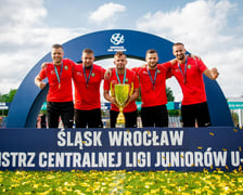 Młodzi piłkarze i trenerzy Śląska Wrocław U15 świętują po zdobyciu tytułu mistrzów Polski. W finale ograli Legię