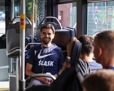 Drużyna WKS-u na lotnisko udała się autobusem MPK. Stamtąd samolotem dotarli na mecz z Riga FC