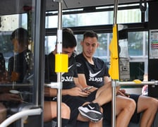 Drużyna WKS-u na lotnisko udała się autobusem MPK. Stamtąd samolotem dotarli na mecz z Riga FC