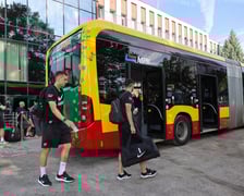 Drużyna WKS-u na lotnisko udała się autobusem MPK. Stamtąd samolotem dotarli na mecz z Riga FC